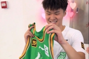 辽宁队自己的23号!黄秋实为赵森送上新赛季球衣 辽宁队自己的23号!黄秋实为赵森送上新赛季球衣