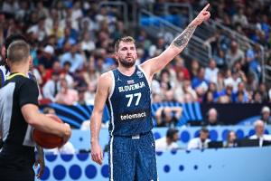 昨日东契奇首节就爆轰22分😂男篮欧锦赛官推：那全场不得88分啊