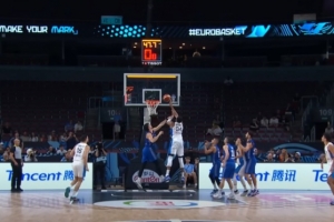 毫厘之间!斯洛卡斯艰难出手三不沾 字母哥空接补篮极限压哨命中 毫厘之间!斯洛卡斯艰难出手三不沾 字母哥空接补篮极限压哨命中