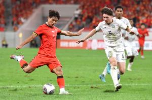 东体:西安赛事方用灯光照射+大功率风扇加速干燥,草坪状况改善 东体:西安赛事方用灯光照射+大功率风扇加速干燥,草坪状况改善