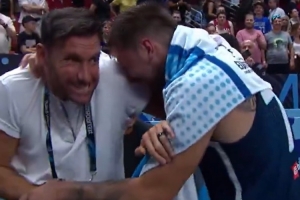 东契奇赛后非用费尔南德斯的衣服擦汗 惹得后者一脸嫌弃🤣 东契奇赛后非用费尔南德斯的衣服擦汗 惹得后者一脸嫌弃🤣