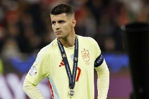 传承了！西班牙队长莫拉塔登场后没要袖标，而是交给罗德里