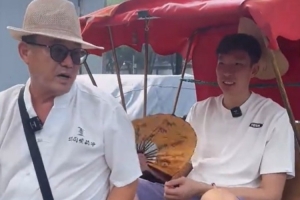 到后海游玩!周琦坐三轮车&学习歇后语:盖了帽儿了 嘿 到后海游玩!周琦坐三轮车&学习歇后语:盖了帽儿了 嘿