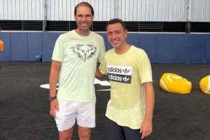 哈维晒与纳达尔合照:很荣幸能与西班牙历史上最伟大运动员在一块 哈维晒与纳达尔合照:很荣幸能与西班牙历史上最伟大运动员在一块