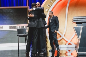 韦德致敬瓜哥:或许生来背负磨难 但你用坚持书写了胜利的篇章! 韦德致敬瓜哥:或许生来背负磨难 但你用坚持书写了胜利的篇章!