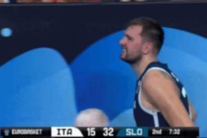 用力过猛?东契奇首节结束时回更衣室 次节小跑回来表情有点难受 用力过猛?东契奇首节结束时回更衣室 次节小跑回来表情有点难受