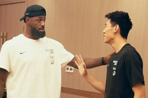 崔永熙回顾詹姆斯中国行:当面要求老詹再战五年 老詹笑着拒绝 崔永熙回顾詹姆斯中国行:当面要求老詹再战五年 老詹笑着拒绝