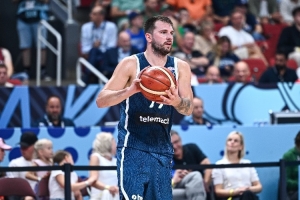 媒体人:东契奇多项数据领跑全队 不禁想起有人说他身材管理不行 媒体人:东契奇多项数据领跑全队 不禁想起有人说他身材管理不行