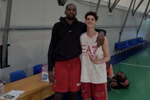 终于看到杜兰特穿火箭装备!KD身穿火箭训练短裤和球迷合影 终于看到杜兰特穿火箭装备!KD身穿火箭训练短裤和球迷合影