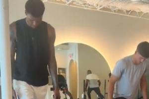 都有光明的未来!小贾&谢泼德&姐夫格林一同做普拉提练习柔韧度 都有光明的未来!小贾&谢泼德&姐夫格林一同做普拉提练习柔韧度