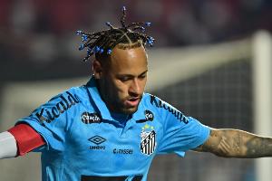 因伤缺席巴西队,内马尔享受周末与好友打板式网球 因伤缺席巴西队,内马尔享受周末与好友打板式网球