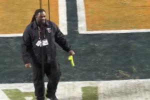 这也有?NFL赛场再次有人将假阳具扔进场内 此前在WNBA曾多次出现 这也有?NFL赛场再次有人将假阳具扔进场内 此前在WNBA曾多次出现