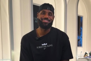 詹姆斯:我永不会忘记自己成长于阿克伦 很自豪能来上海激励人们 詹姆斯:我永不会忘记自己成长于阿克伦 很自豪能来上海激励人们