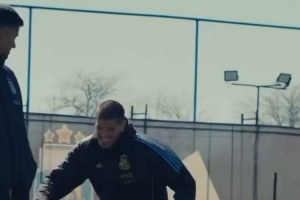 气氛真好🤣德保罗“恶意”铲翻罗梅罗,小蜘蛛在一旁笑嘻了 气氛真好🤣德保罗“恶意”铲翻罗梅罗,小蜘蛛在一旁笑嘻了