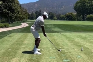 詹姆斯晒高尔夫挥杆慢放镜头:拥有这个新爱好两个月 仍在改进中 詹姆斯晒高尔夫挥杆慢放镜头:拥有这个新爱好两个月 仍在改进中