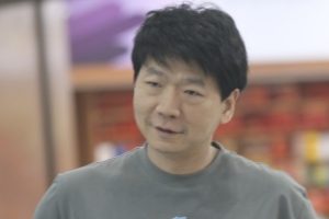 主教练正在热身!邱彪在训练时手感依旧 连中5记三分 主教练正在热身!邱彪在训练时手感依旧 连中5记三分