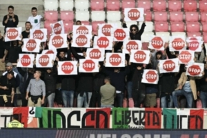 意大利球迷抗议以色列:播放国歌时转身背对+举起呼吁停战的标语 意大利球迷抗议以色列:播放国歌时转身背对+举起呼吁停战的标语