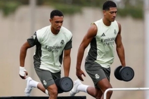 可算等到你了!贝林厄姆恢复训练,与阿诺德同框 可算等到你了!贝林厄姆恢复训练,与阿诺德同框