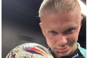 打进5球!哈兰德社媒晒比赛用球,露出邪魅笑容🖐🏻 打进5球!哈兰德社媒晒比赛用球,露出邪魅笑容🖐🏻