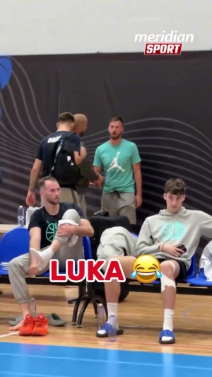 坏蛋说是😂东契奇抵达训练场偷袭教练 直接把裤子扒下来了