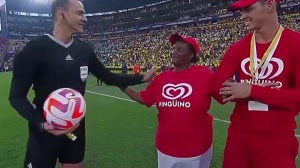 感动!😭凯塞多妈妈为厄瓜多尔比赛送球,球员跑向妈妈深情拥抱 感动!😭凯塞多妈妈为厄瓜多尔比赛送球,球员跑向妈妈深情拥抱