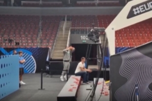 各种玩儿!东契奇坐替补席命中超远三分后又在球员通道前投进三分 各种玩儿!东契奇坐替补席命中超远三分后又在球员通道前投进三分