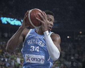 本场16罚!斯潘:字母哥本应获得更多罚球 他每场少罚了4-6个 本场16罚!斯潘:字母哥本应获得更多罚球 他每场少罚了4-6个