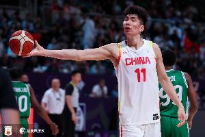 赵睿：余嘉豪在欧洲拉练的时候打得很好 来回跑、体能是他的弱项