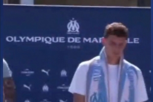 法媒:帕瓦尔受到马赛球迷欢迎,约50名球迷在机场接机 法媒:帕瓦尔受到马赛球迷欢迎,约50名球迷在机场接机