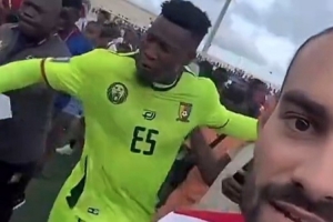 屡遭不顺！奥纳纳在喀麦隆输球后遭丢水瓶，又被曼联放弃转战土超