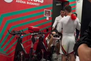 偶像!索博赛后找C罗交换球衣,C罗承诺回到主场再给球衣 偶像!索博赛后找C罗交换球衣,C罗承诺回到主场再给球衣