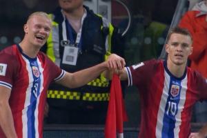 双子星📸挪威11-1狂胜,哈兰德与厄德高一起扶角旗竿庆祝 双子星📸挪威11-1狂胜,哈兰德与厄德高一起扶角旗竿庆祝