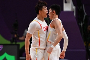 赵睿:比较看好的年轻人是廖三宁 他可以去海外联赛试一试 赵睿:比较看好的年轻人是廖三宁 他可以去海外联赛试一试