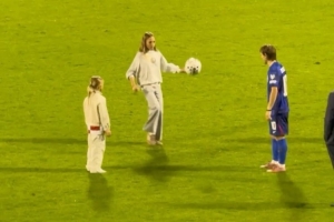 温馨时刻!莫德里奇赛后与两个女儿在场上踢球 温馨时刻!莫德里奇赛后与两个女儿在场上踢球