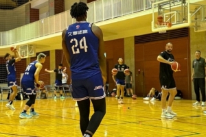 媒体人:对阵日本横滨卓越 怀特塞德身穿上海男篮24号球衣亮相 媒体人:对阵日本横滨卓越 怀特塞德身穿上海男篮24号球衣亮相