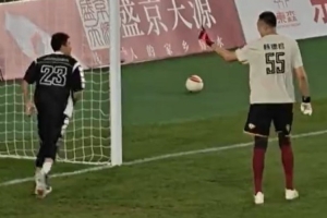 守门员韩德君直接拒绝了郭艾伦的射门 然后大韩送上贴脸摇手指 守门员韩德君直接拒绝了郭艾伦的射门 然后大韩送上贴脸摇手指