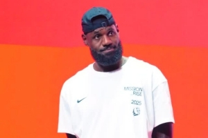 詹姆斯中国行花絮:狂热球迷冲上舞台被带走 詹姆斯无奈摇头微笑 詹姆斯中国行花絮:狂热球迷冲上舞台被带走 詹姆斯无奈摇头微笑