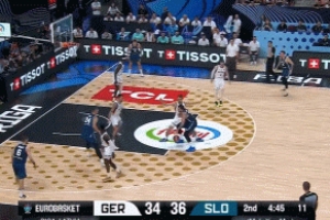 还得是你！东契奇持球单打转身强攻打进还要加罚 稍稍稳住局势