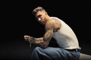 好听下次别唱了😅评论员:拉莫斯新歌太难听,放球场上该吃红牌 好听下次别唱了😅评论员:拉莫斯新歌太难听,放球场上该吃红牌