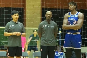 媒体人:怀特塞德昨天的热身赛没有出场 他应该会打13号的比赛 媒体人:怀特塞德昨天的热身赛没有出场 他应该会打13号的比赛