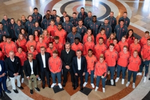 官方:拜仁男足、女足上赛季双双夺冠,球队获巴伐利亚州州长表彰 官方:拜仁男足、女足上赛季双双夺冠,球队获巴伐利亚州州长表彰