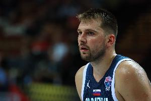 火力全开!东契奇半场13中7轰下22分4板3助 但也身背3犯 火力全开!东契奇半场13中7轰下22分4板3助 但也身背3犯