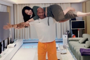 马布里和老婆进行睡美人挑战:这个我也行 80岁也照样把你举起来 马布里和老婆进行睡美人挑战:这个我也行 80岁也照样把你举起来