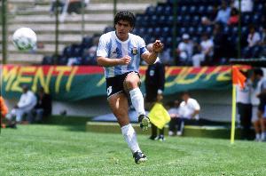 阿媒:马拉多纳16岁已经首次穿国家队10号,马斯坦托诺并未破纪录 阿媒:马拉多纳16岁已经首次穿国家队10号,马斯坦托诺并未破纪录