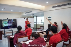 教练组特别准备了“英语角”活动 得到了中国女篮队员的积极响应 教练组特别准备了“英语角”活动 得到了中国女篮队员的积极响应