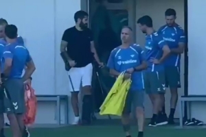 六台:伊斯科拄拐回到贝蒂斯训练基地,恢复情况良好 六台:伊斯科拄拐回到贝蒂斯训练基地,恢复情况良好