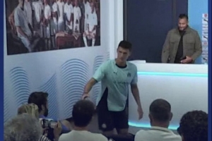 有礼貌👏在新闻发布会之前,帕瓦尔与现场所有记者握手 有礼貌👏在新闻发布会之前,帕瓦尔与现场所有记者握手