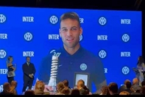 劳塔罗获意甲绅士奖:很高兴连续两年获奖,感谢为我投票的球迷们 劳塔罗获意甲绅士奖:很高兴连续两年获奖,感谢为我投票的球迷们