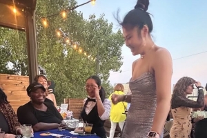 性感荷官在线发牌!李月汝和队友玩21点 吊带裙吸睛 性感荷官在线发牌!李月汝和队友玩21点 吊带裙吸睛