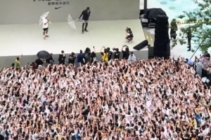 詹姆斯中国行成都站完整原声录像:全场高呼LBJ 詹姆斯冒雨互动 詹姆斯中国行成都站完整原声录像:全场高呼LBJ 詹姆斯冒雨互动